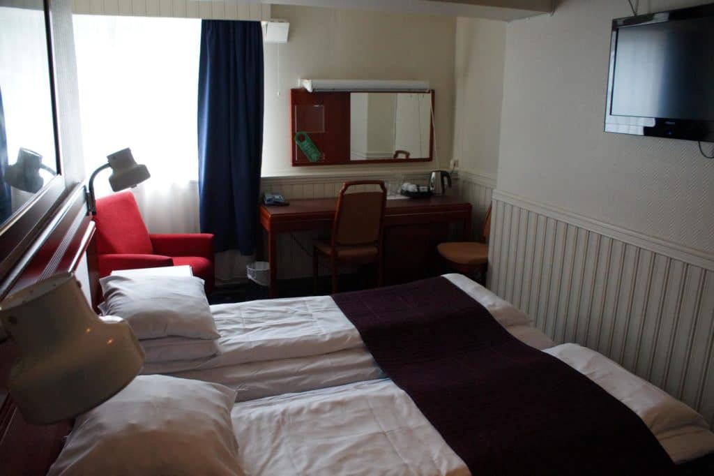 Double room bed, tv and desk